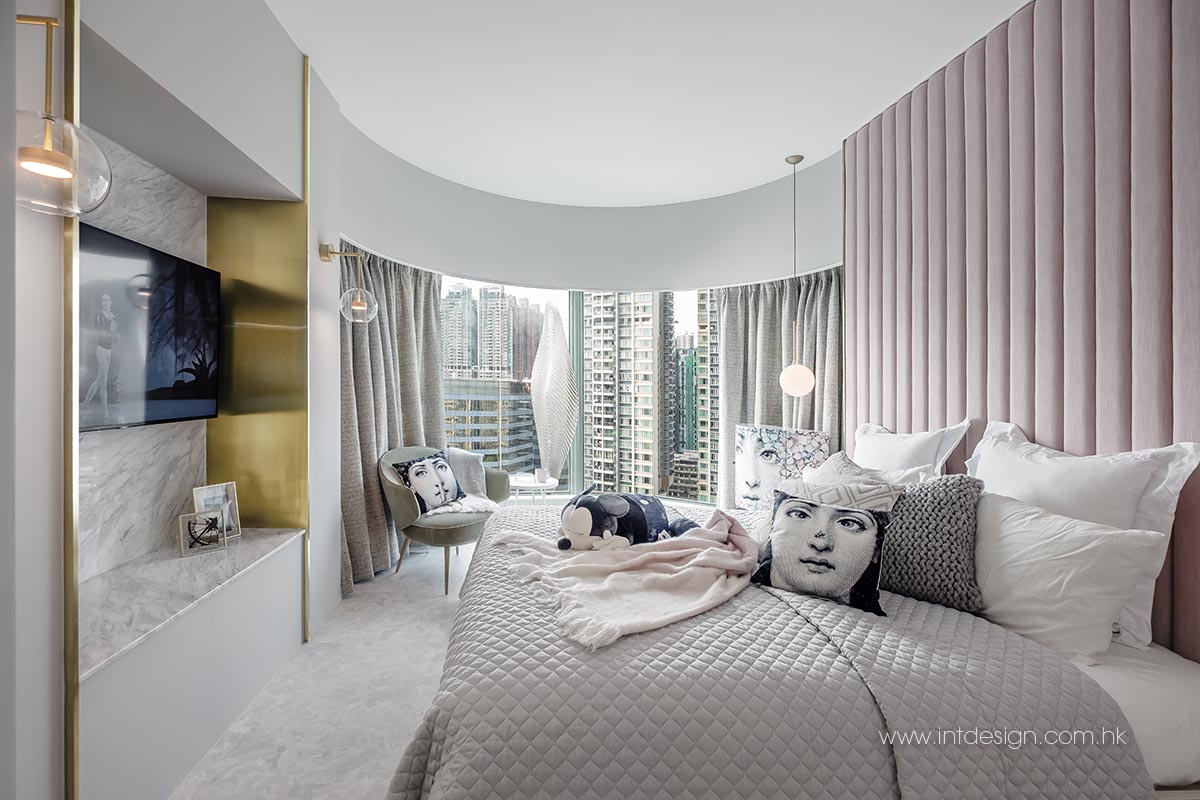Giopato & Coombes Soffio Wall Lamp in Central Park's Master Bedroom